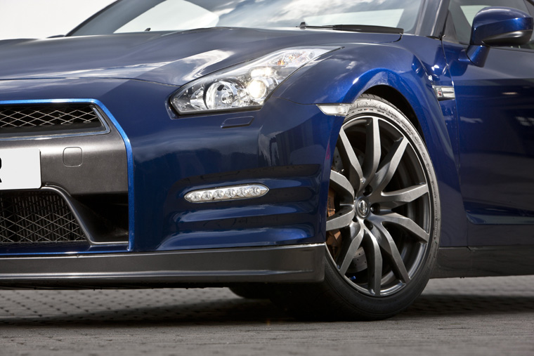 2011 Nissan GT-R Headlight Picture